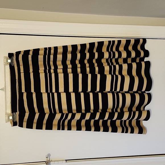 ⭐️H.P.⭐️ Womens Tan and Black Pleated Skirt - Picture 2 of 2